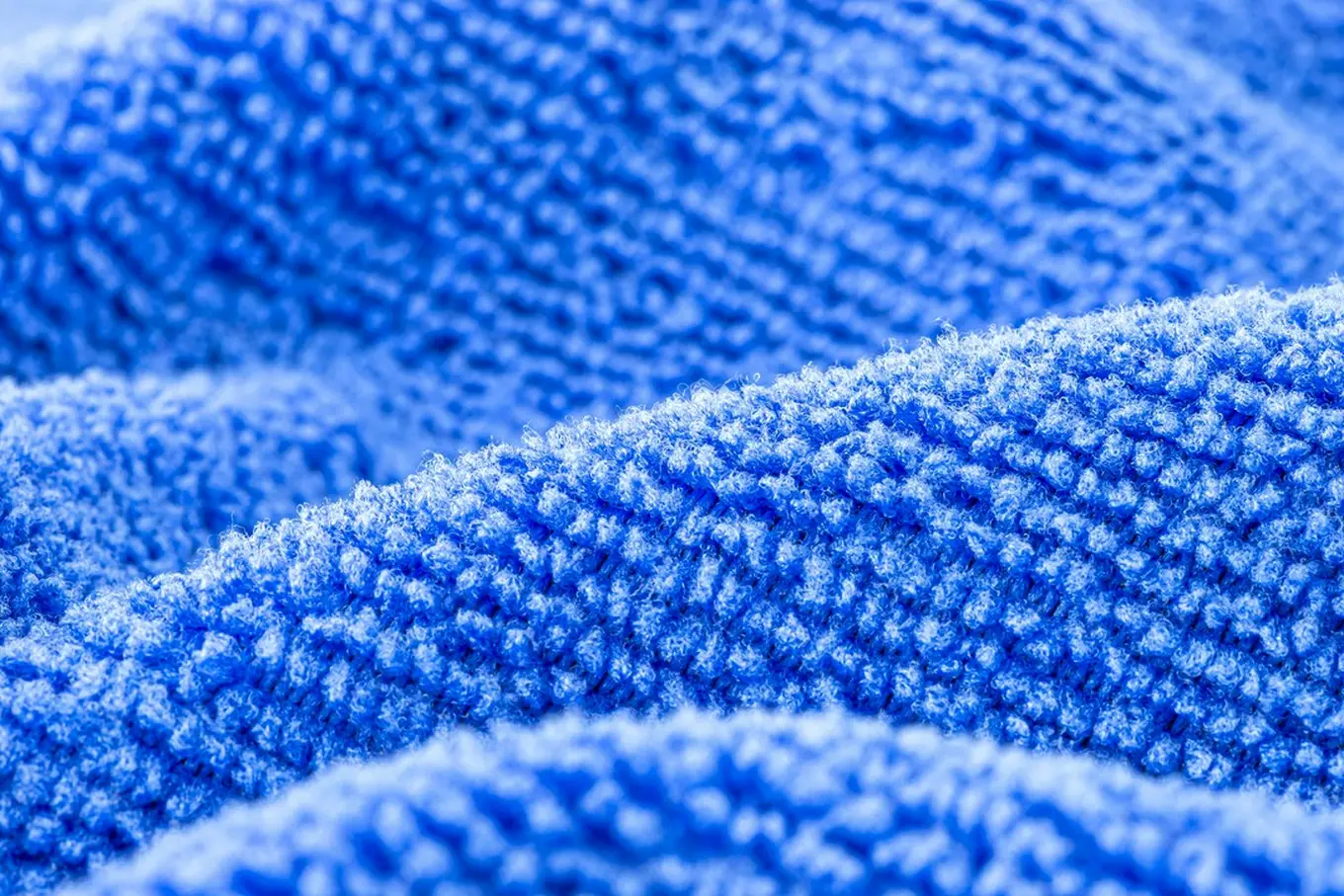 niebieski materiał z mikrofibry